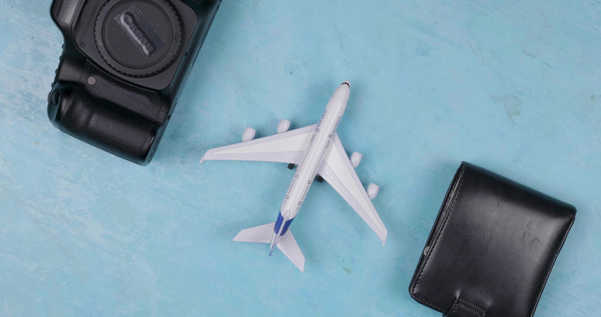准备带着玩具飞机和相机钱包旅行视频的预览图