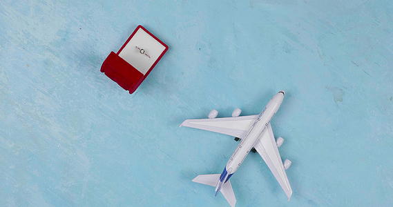 玩具飞机和订婚戒指旅行求婚视频的预览图
