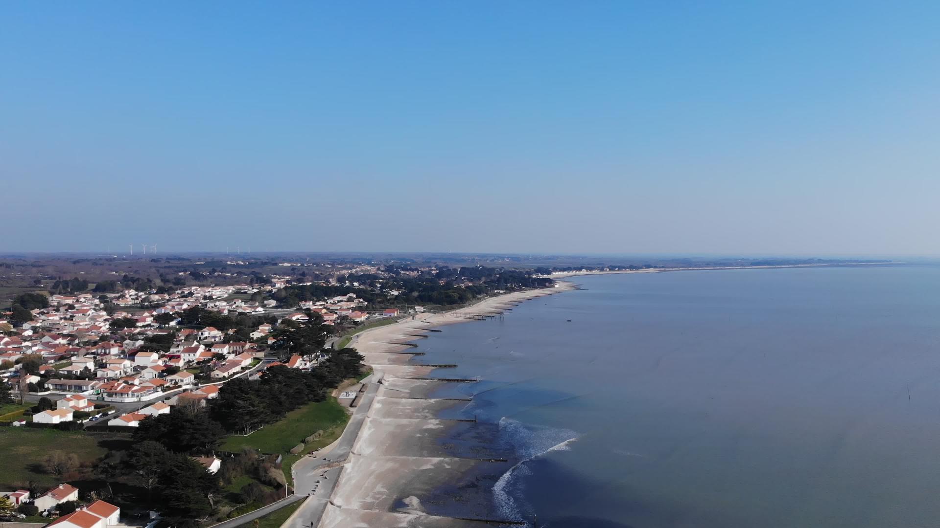法国海岸美丽的田园风光视频的预览图