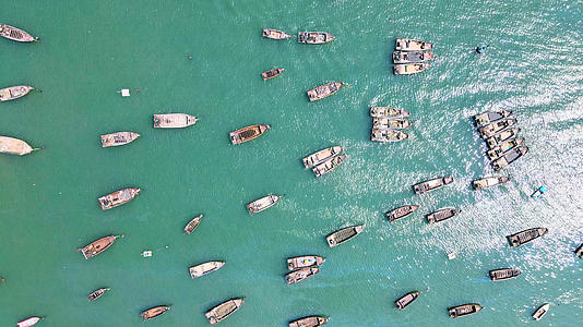 4K俯瞰渔船船队归岸进港口大连滨海边视频的预览图