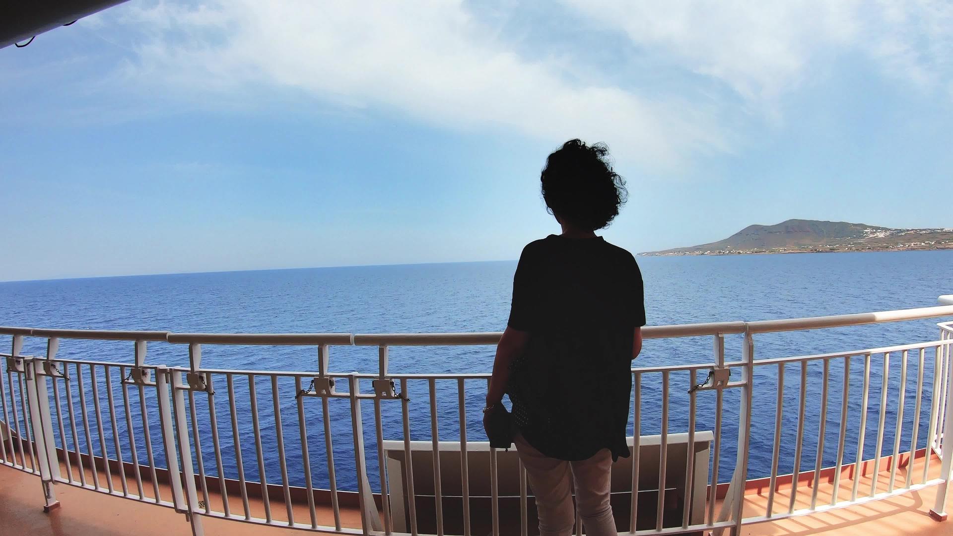 年轻的黑发女旅行者在游轮甲板上摆姿势视频的预览图