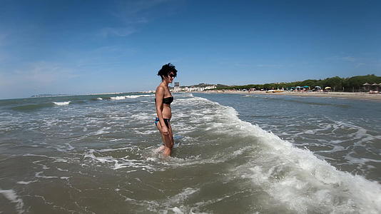 女人在海边玩耍视频的预览图