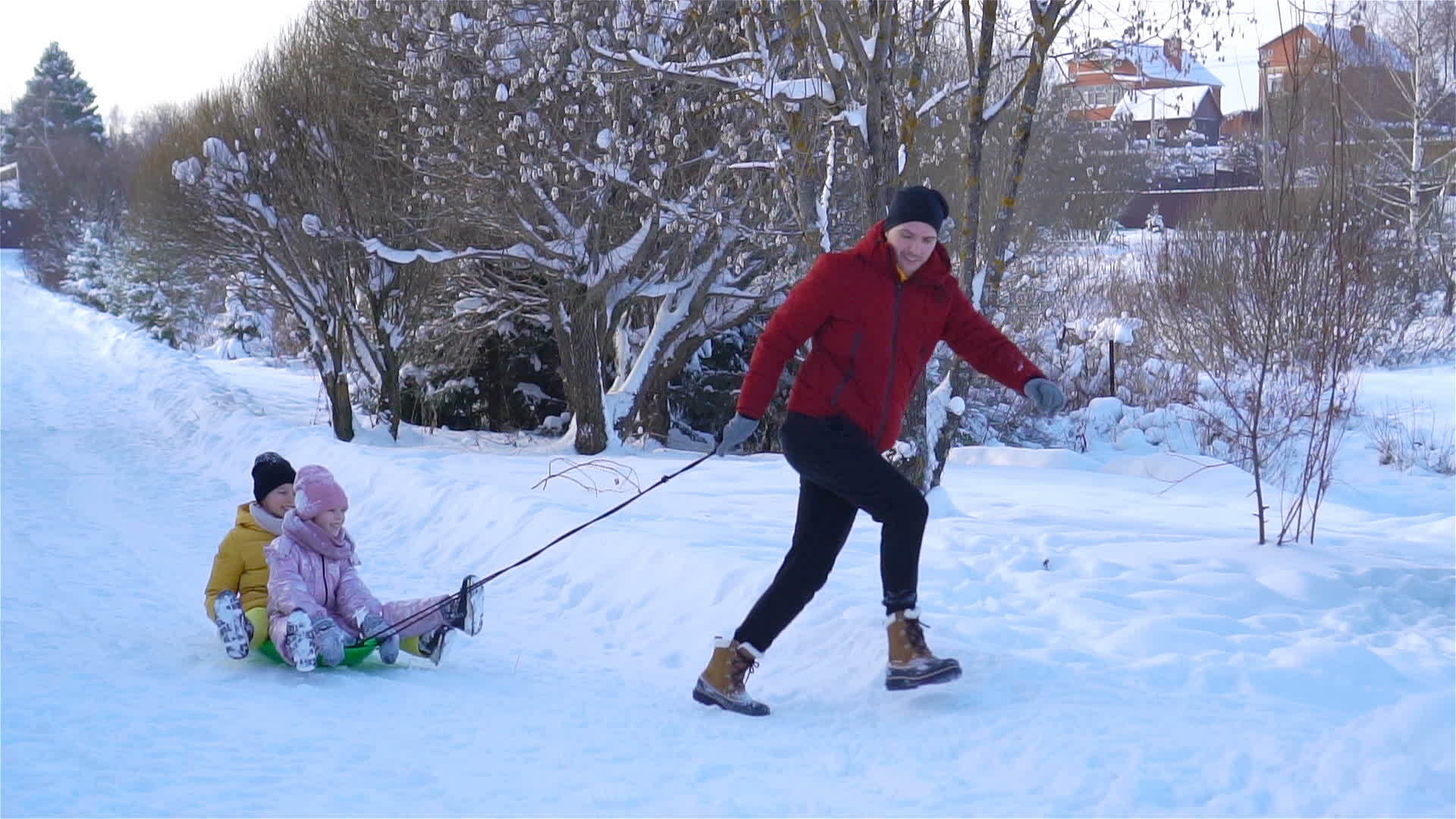 父亲和儿子女儿在冬天滑雪视频的预览图