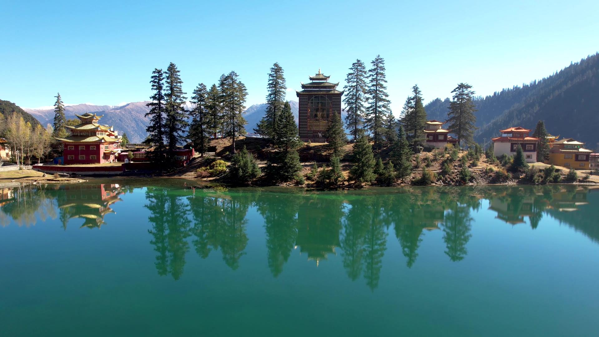 航拍川西措卡湖藏传佛教建筑视频视频的预览图