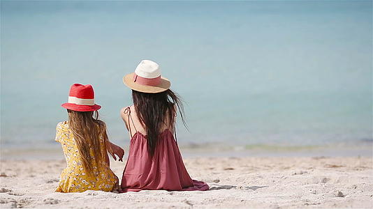 美丽的母亲和女儿上享受暑假视频的预览图