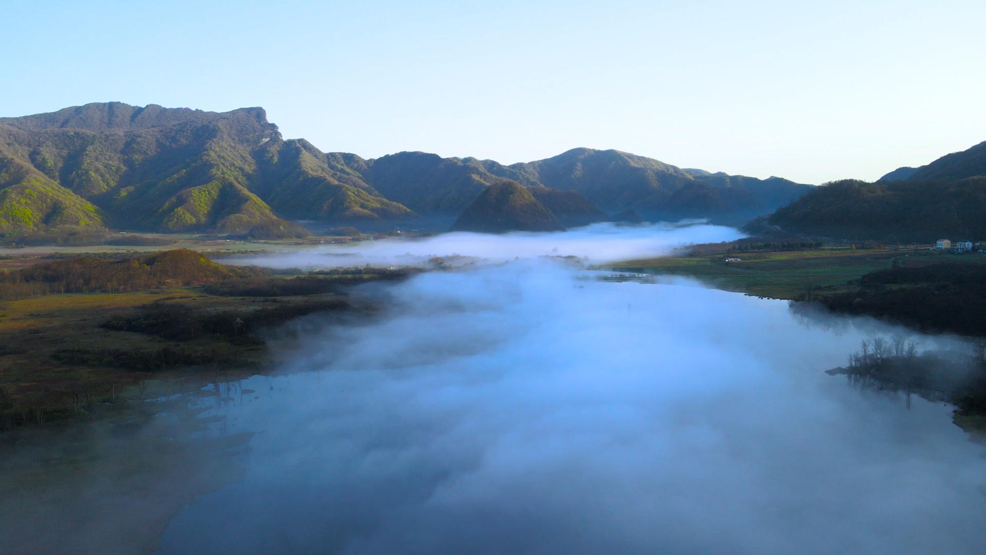 湖北5A景区神农架大九湖清晨晨雾航拍环绕4K视频的预览图