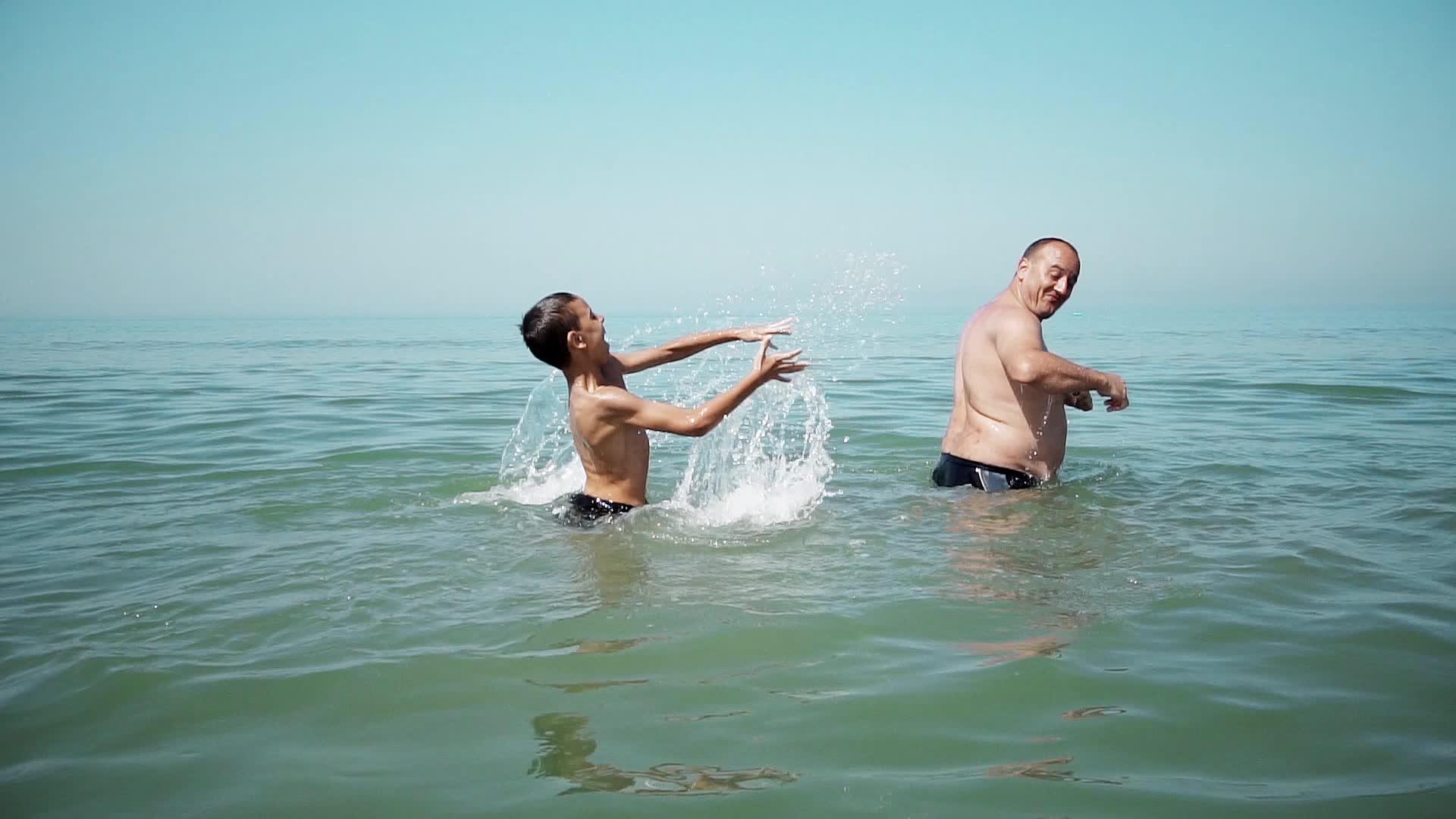 一家人在海里互相飞溅视频的预览图