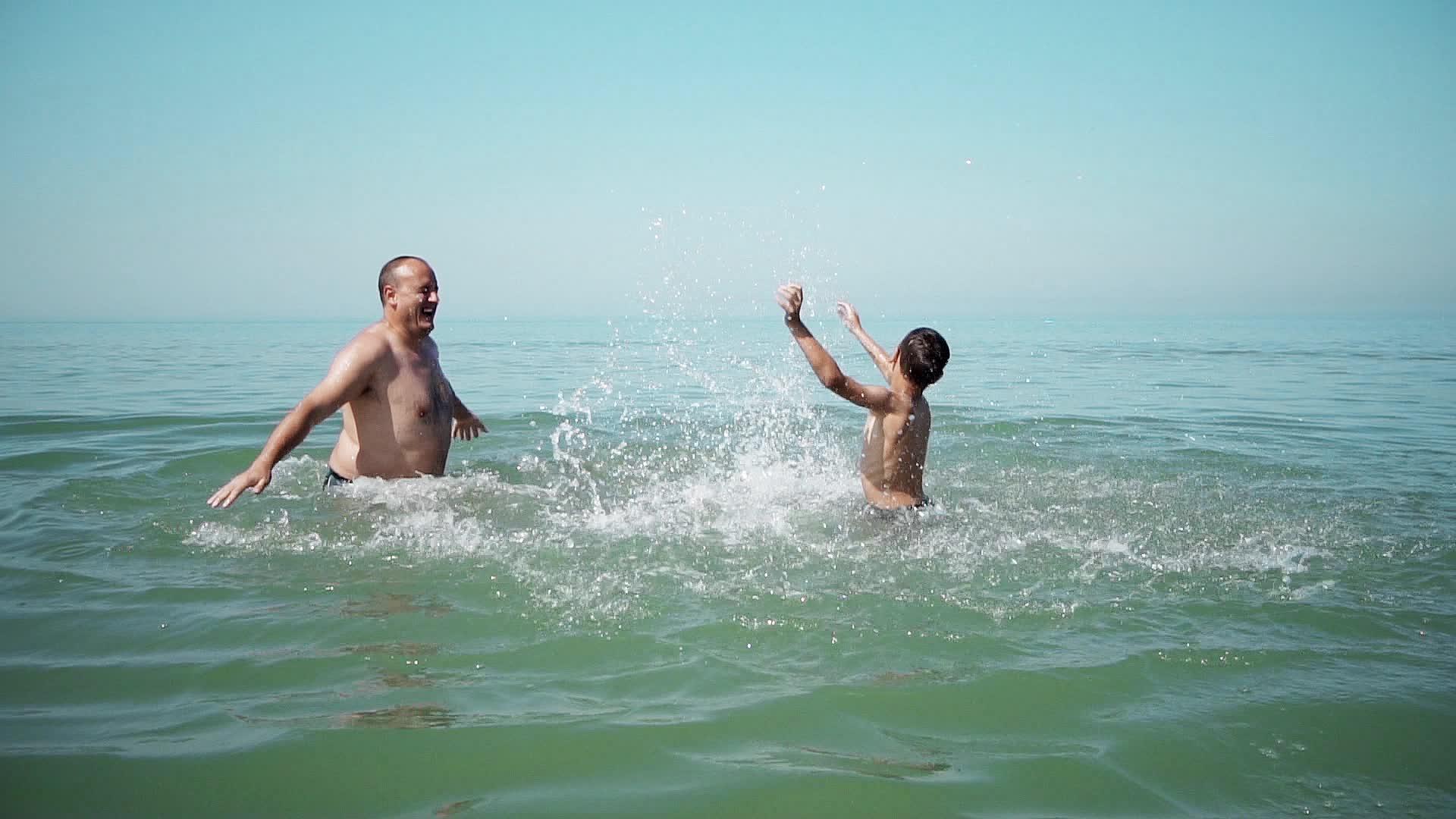 父子俩在海里游荡视频的预览图