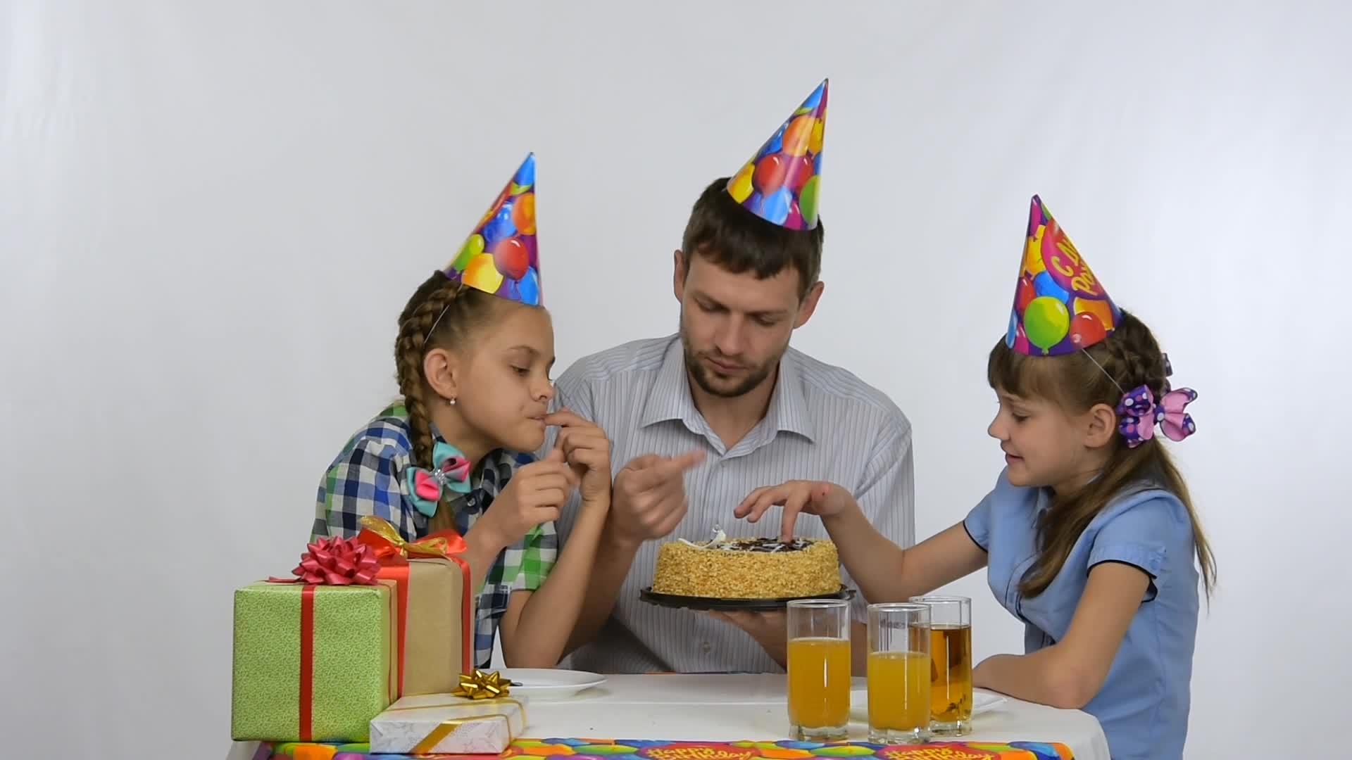 爸爸和两个女孩吃手指蛋糕视频的预览图