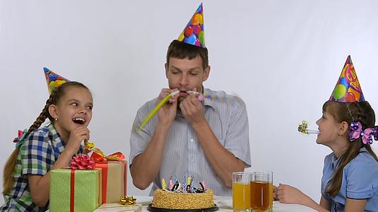 爸爸和孩子们庆祝他们的生日视频的预览图