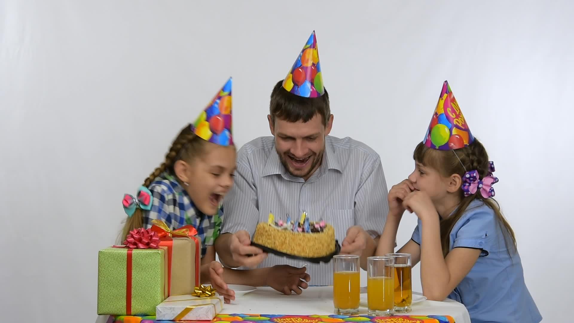 爸爸和女儿们一起吃生日蛋糕拿起蜡烛视频的预览图