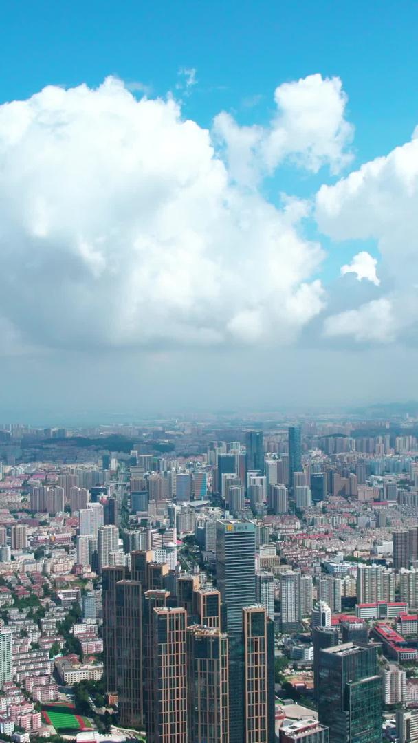 青岛城市上空的航拍浮云视频的预览图
