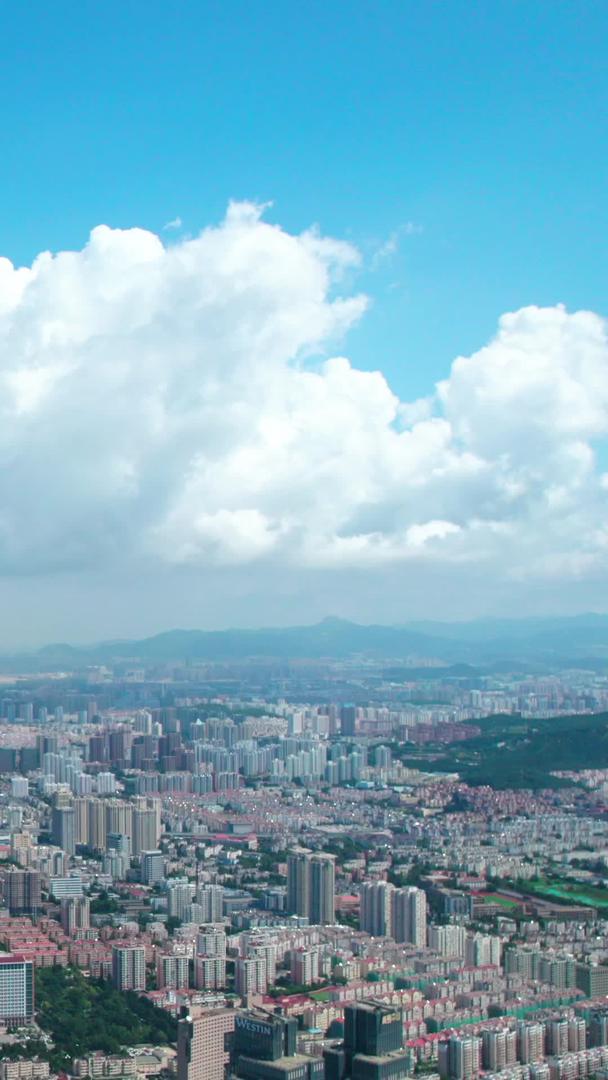 青岛城市上空的航拍浮云视频的预览图