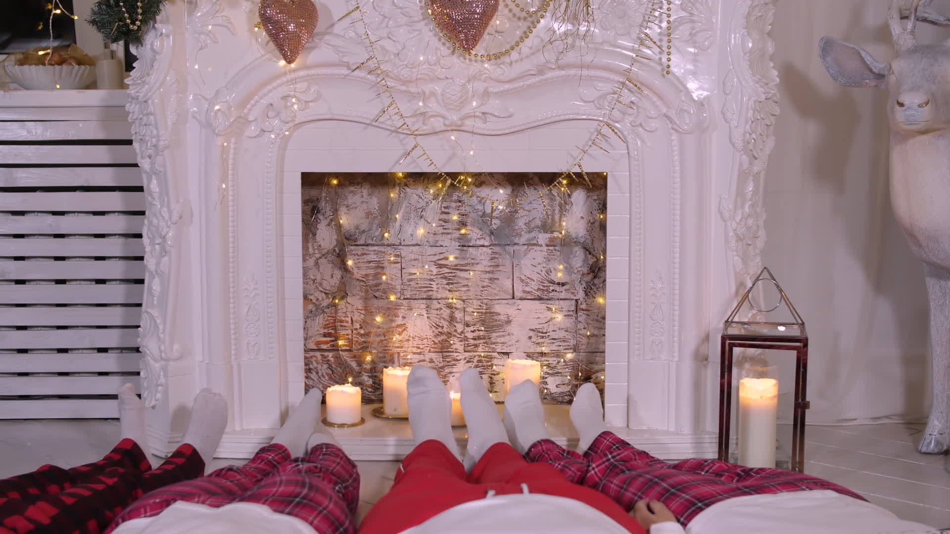 穿着圣诞袜子的脚在壁炉附近视频的预览图