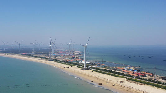 海边的风力发电机航拍4K视频视频的预览图