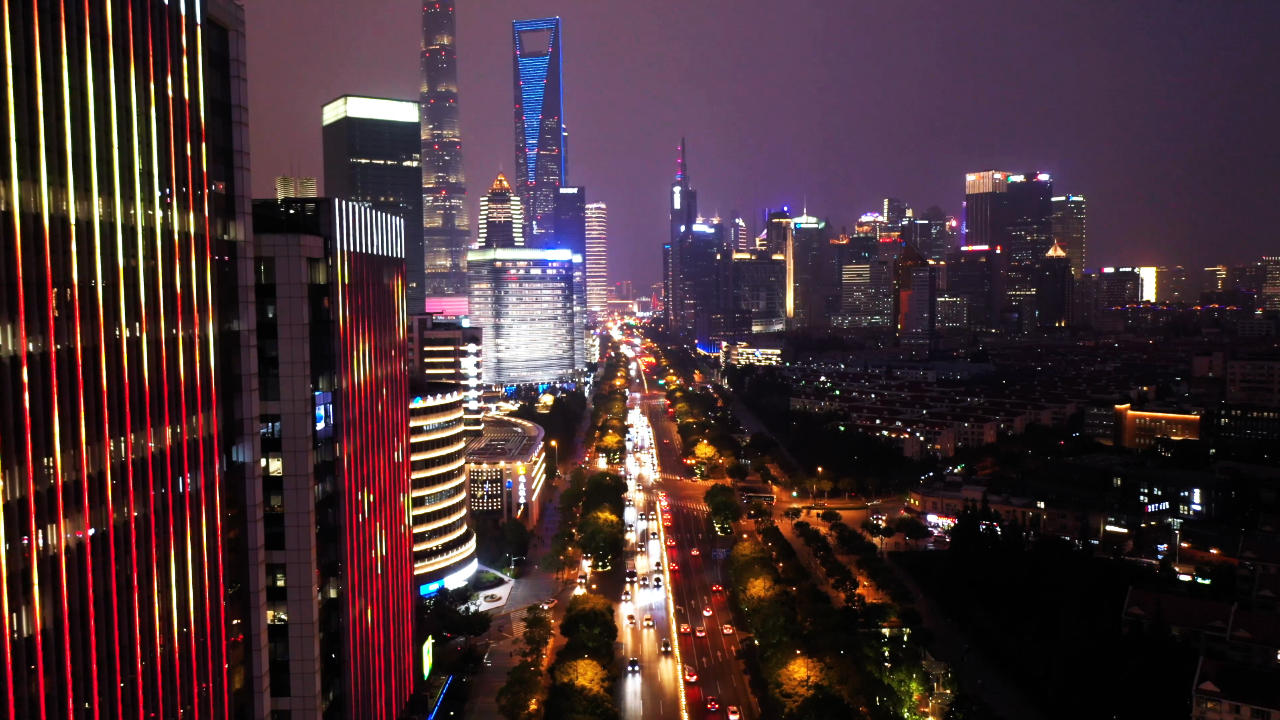 4K航拍上海夜景交通视频的预览图