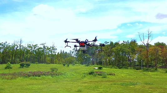 农业植保无人机喷洒作业新农业视频的预览图