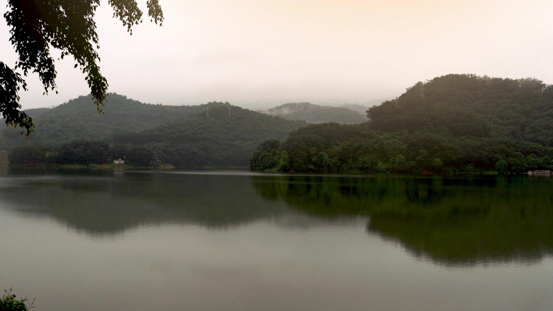 山间湖清晨雾气视频的预览图