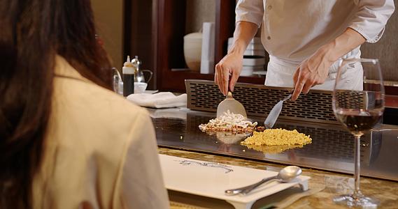 8K商务酒店厨师制作铁板炒饭视频的预览图