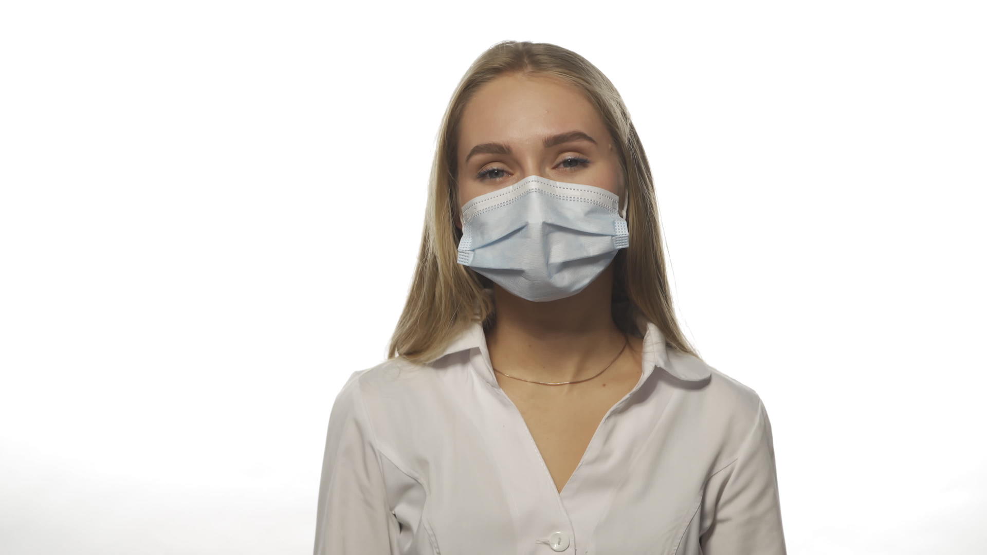 年轻医生戴着医用口罩在工作中经历偏头痛视频的预览图