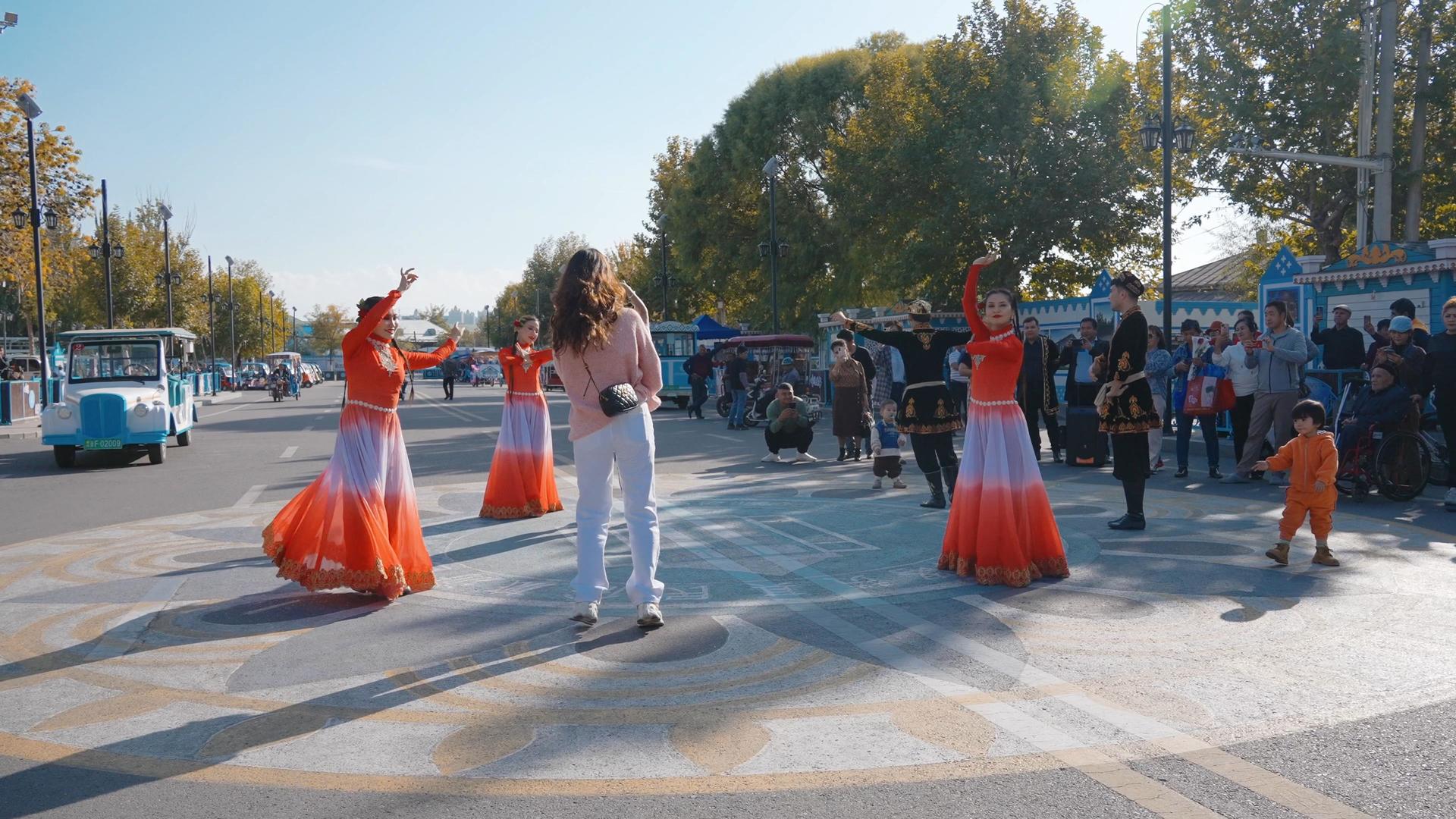 民间旅游区4K伊犁喀赞舞蹈表演视频的预览图