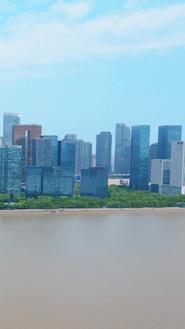 杭州钱江新城城市夏季航拍蓝天下视频的预览图