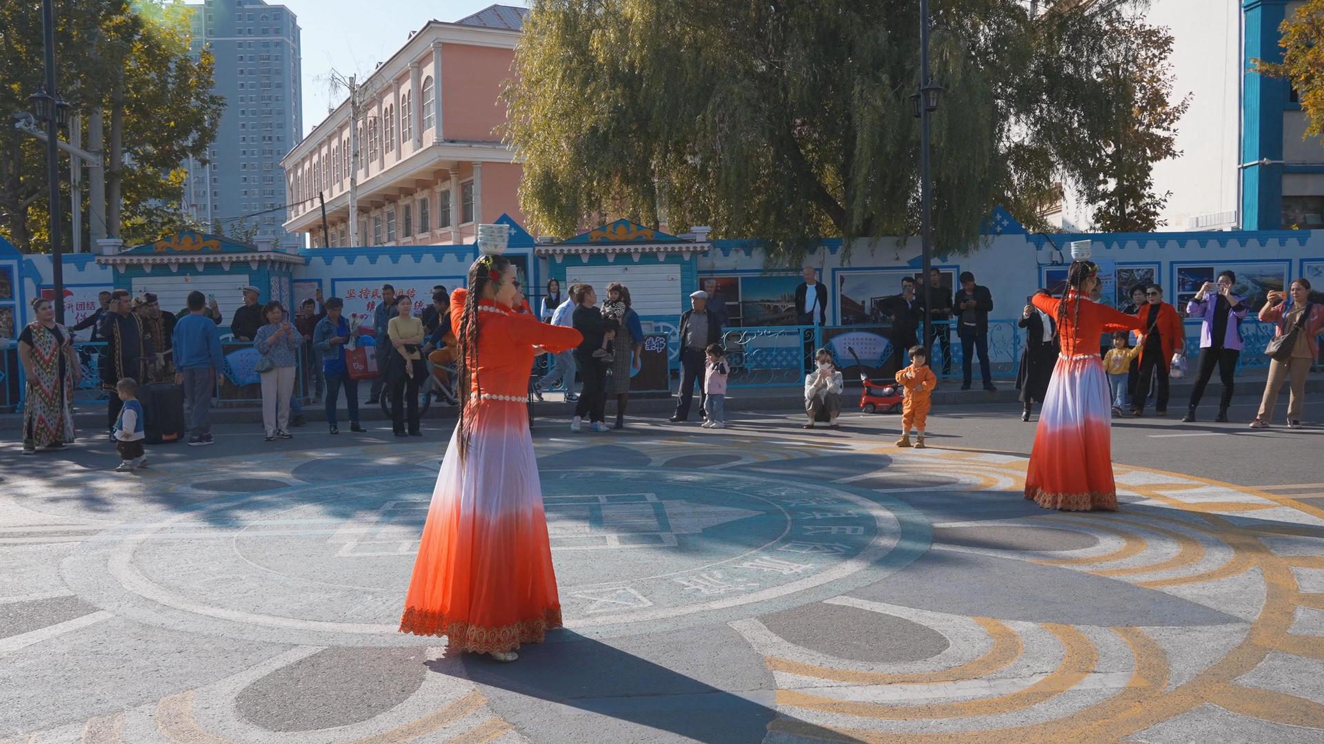 民间旅游区4K伊犁喀赞舞蹈表演视频的预览图