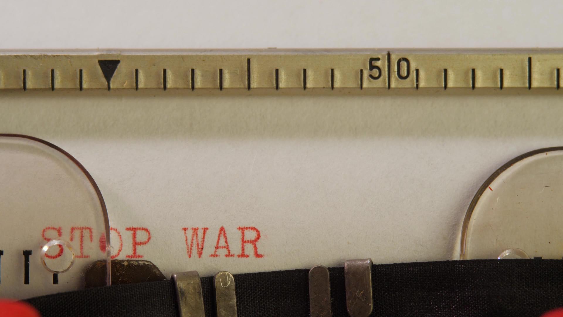 红色文字类型在旧打字机上的白皮书上停止战争视频的预览图