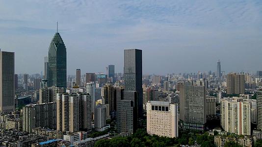 航拍武汉金融街摩天大楼群延时视频的预览图