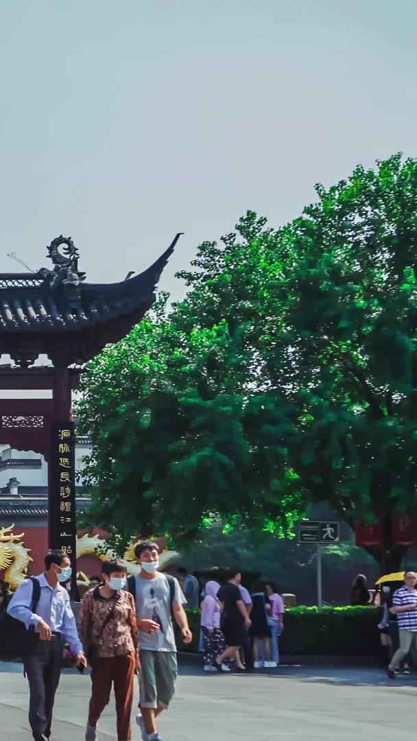 南京5A景区夫子庙天下文枢牌楼人流延迟摄影视频的预览图