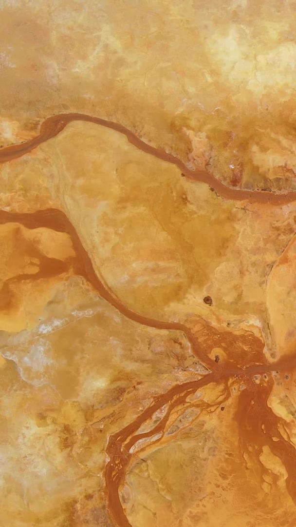 茫崖艾肯泉自然奇观航拍视频视频的预览图