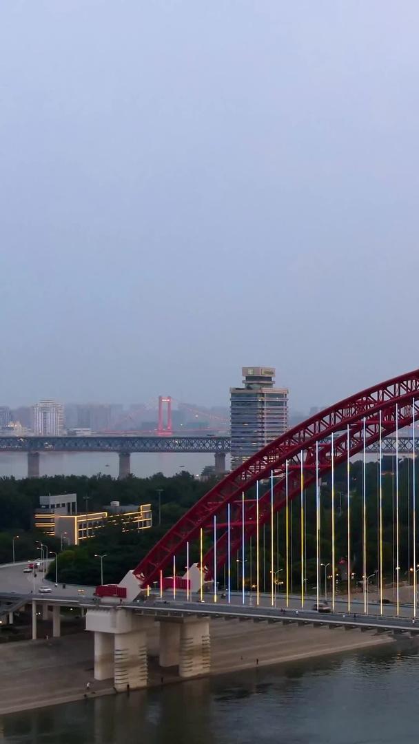 材料延时摄影日夜航拍武汉晴川桥夜景车流视频的预览图