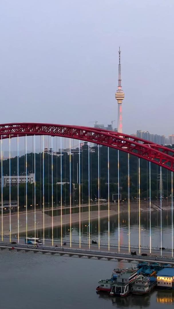 材料延时摄影日夜航拍武汉晴川桥夜景车流视频的预览图