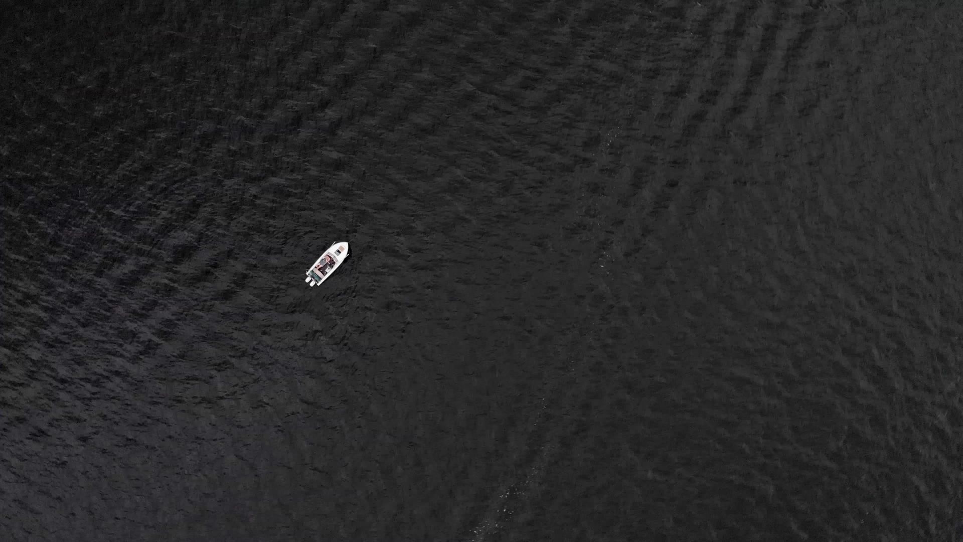 白色孤独船的概念视频视频的预览图