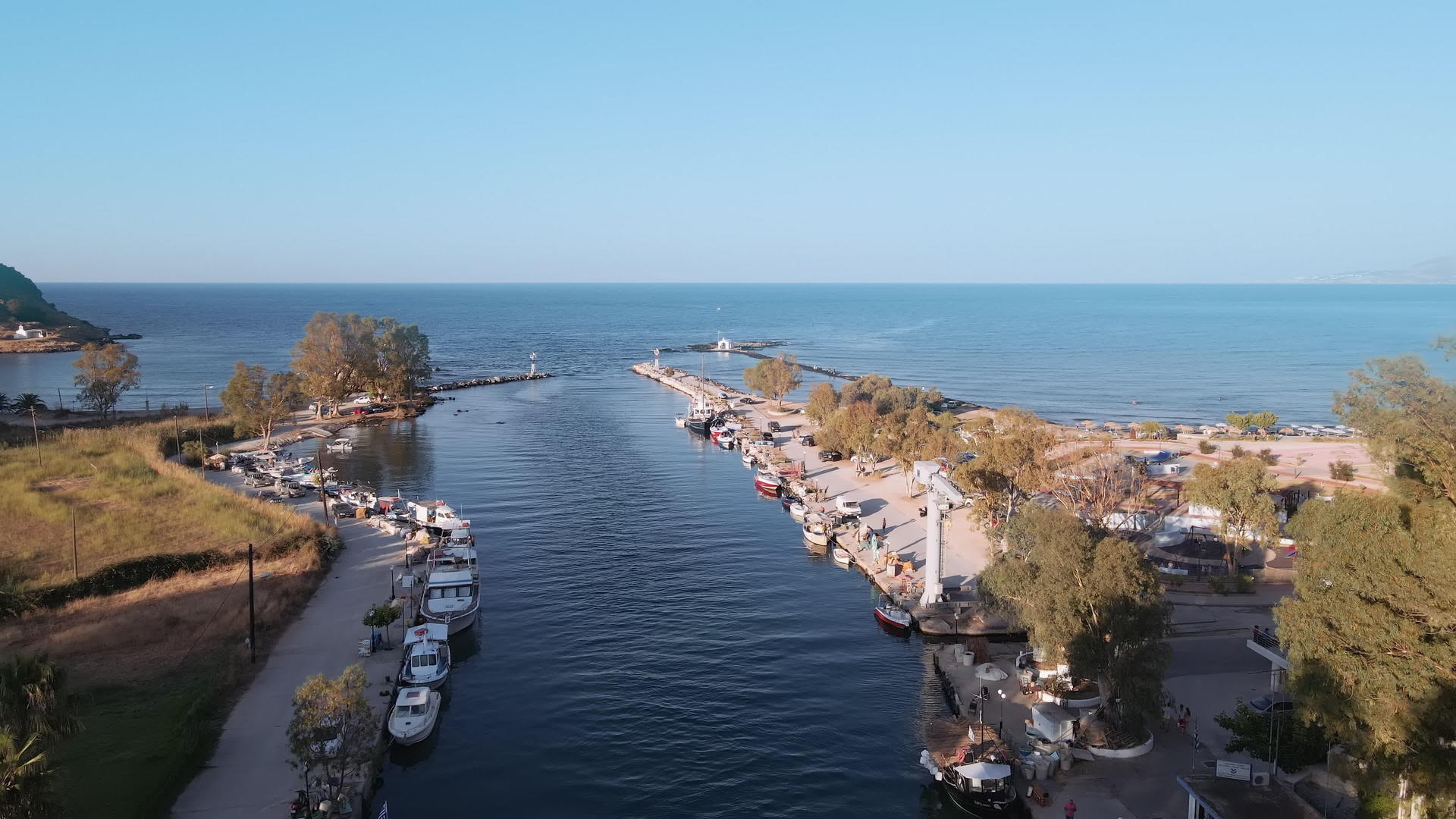 绿树种植园的庇护港有停泊船只视频的预览图