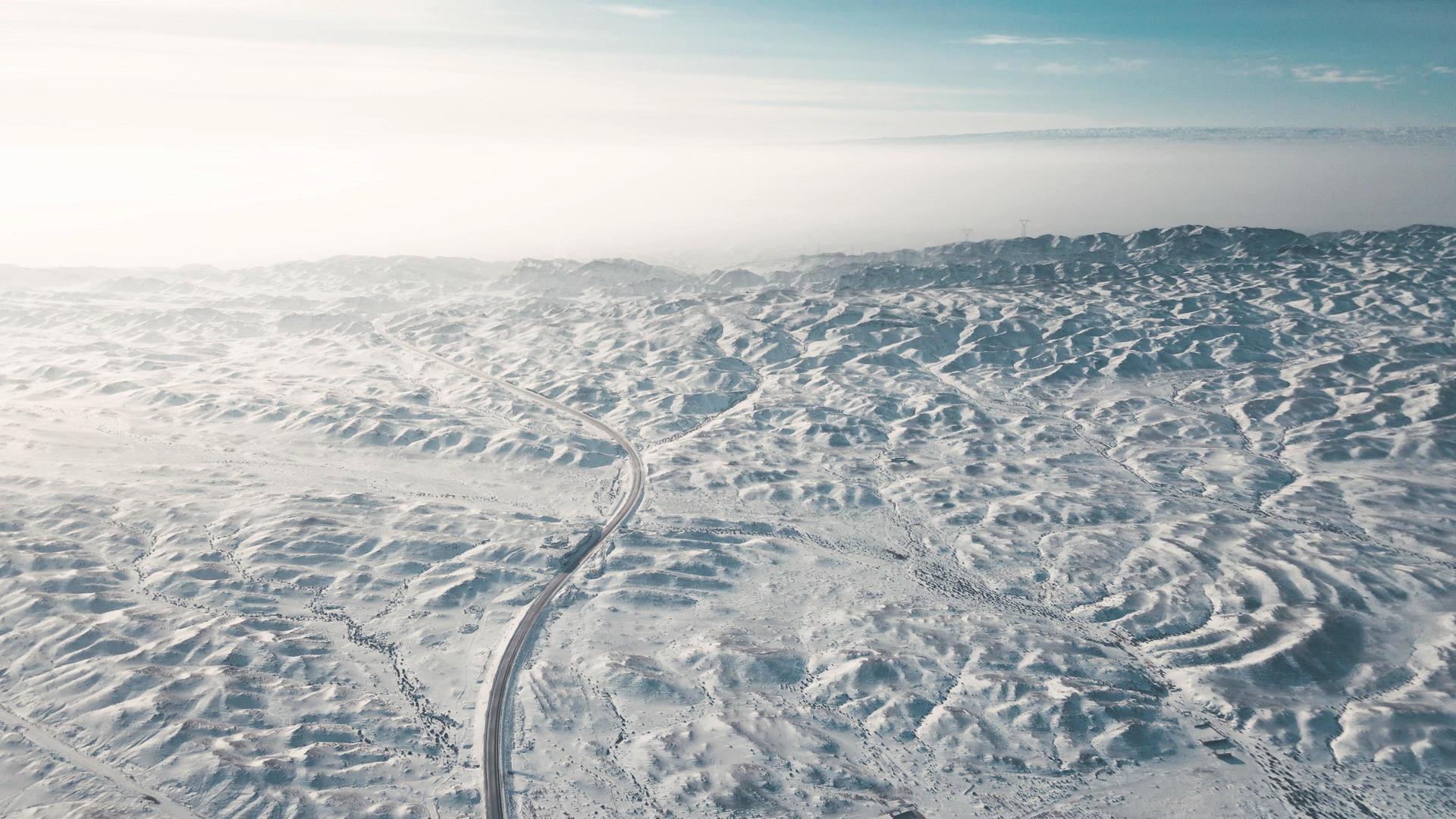 冬季雪景新疆独库公路视频的预览图