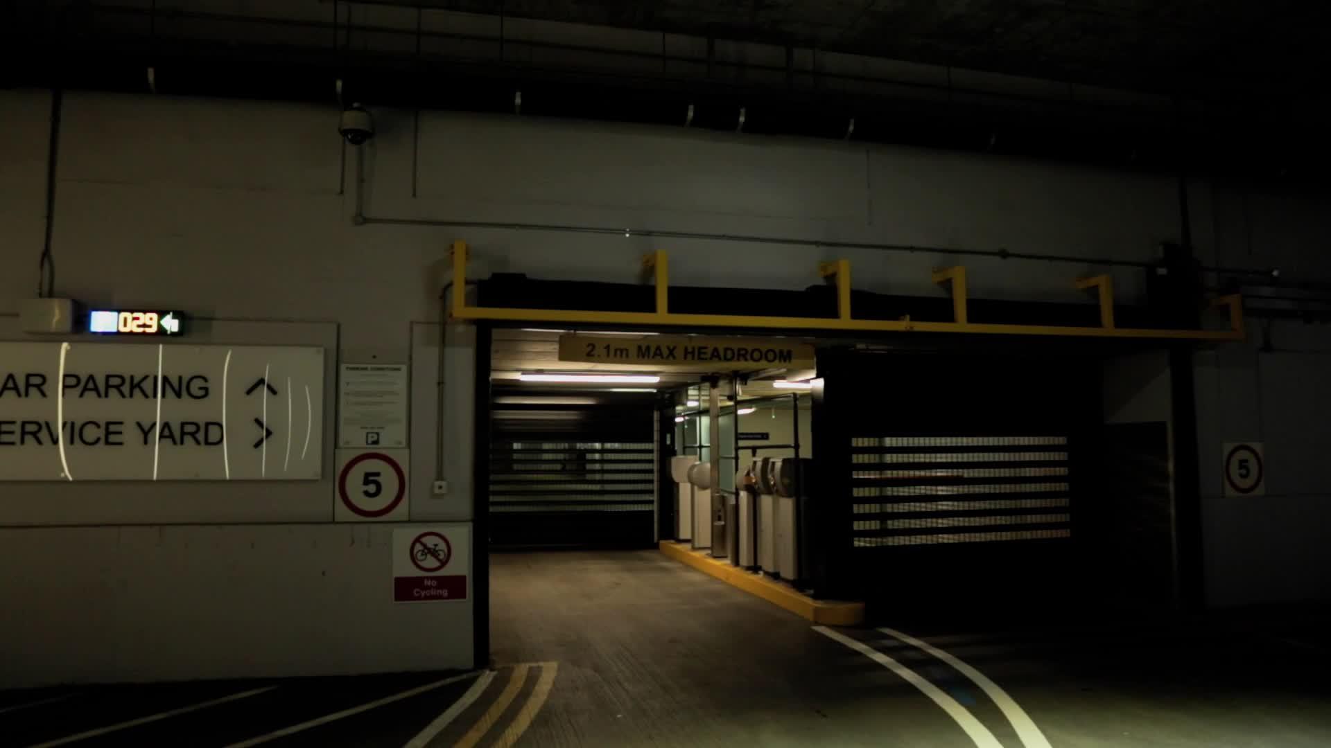 驾驶汽车进入地下空车库的空车视频的预览图