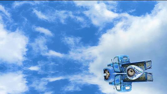 蓝色汽车停放和镜面反射云和湖水视频的预览图