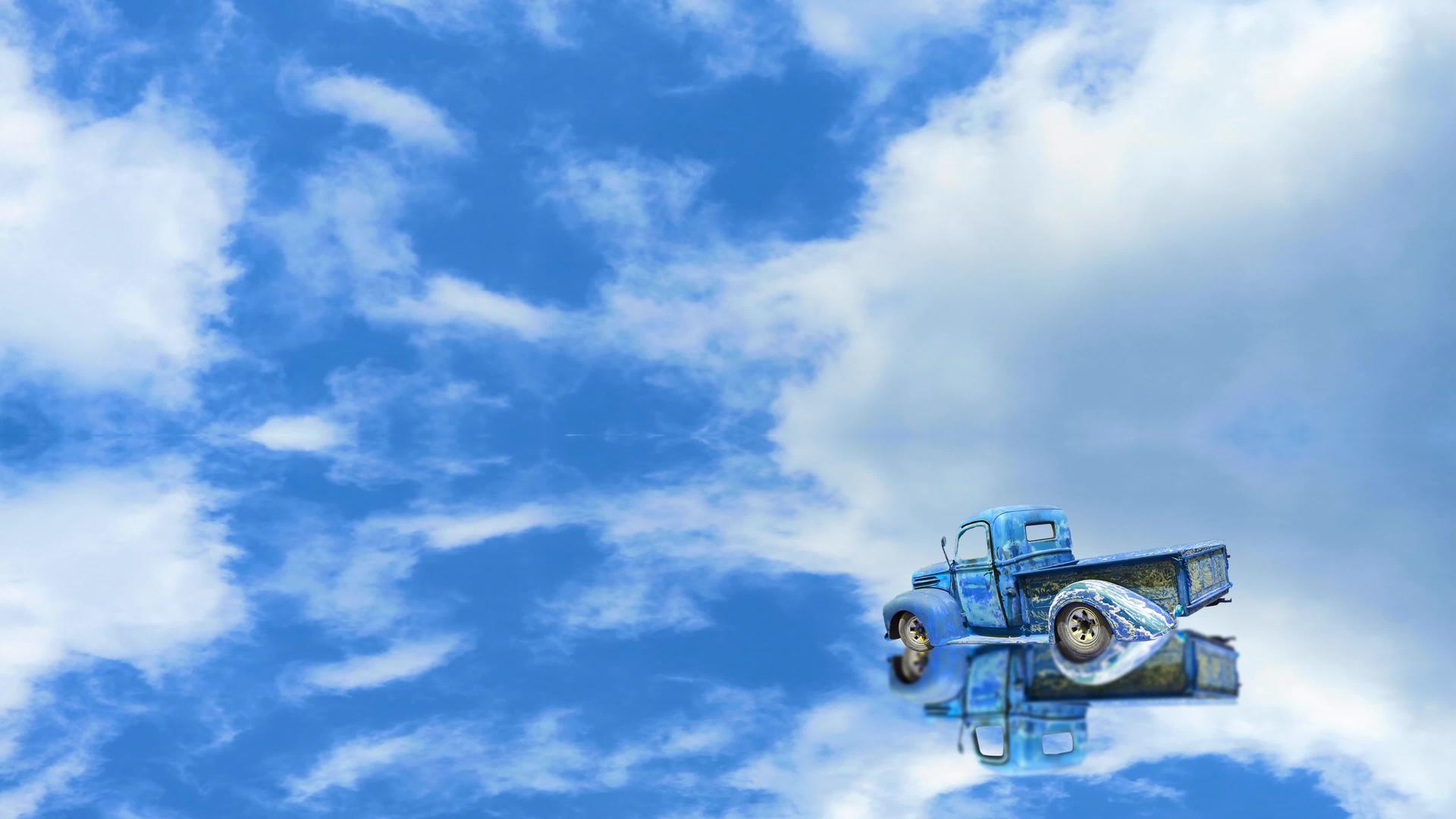 蓝色汽车停放和湖面镜像反射视频的预览图