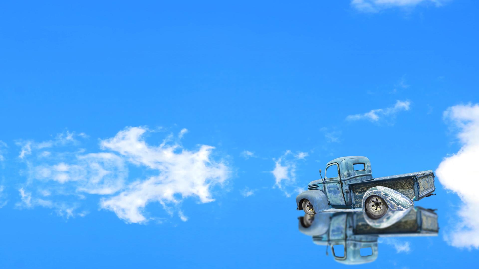 蓝色汽车停放和镜面反射云移动和湖水水面视频的预览图