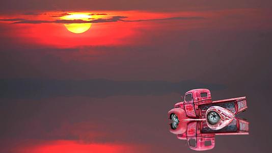 红色汽车停放和镜子反射日落云和湖水视频的预览图