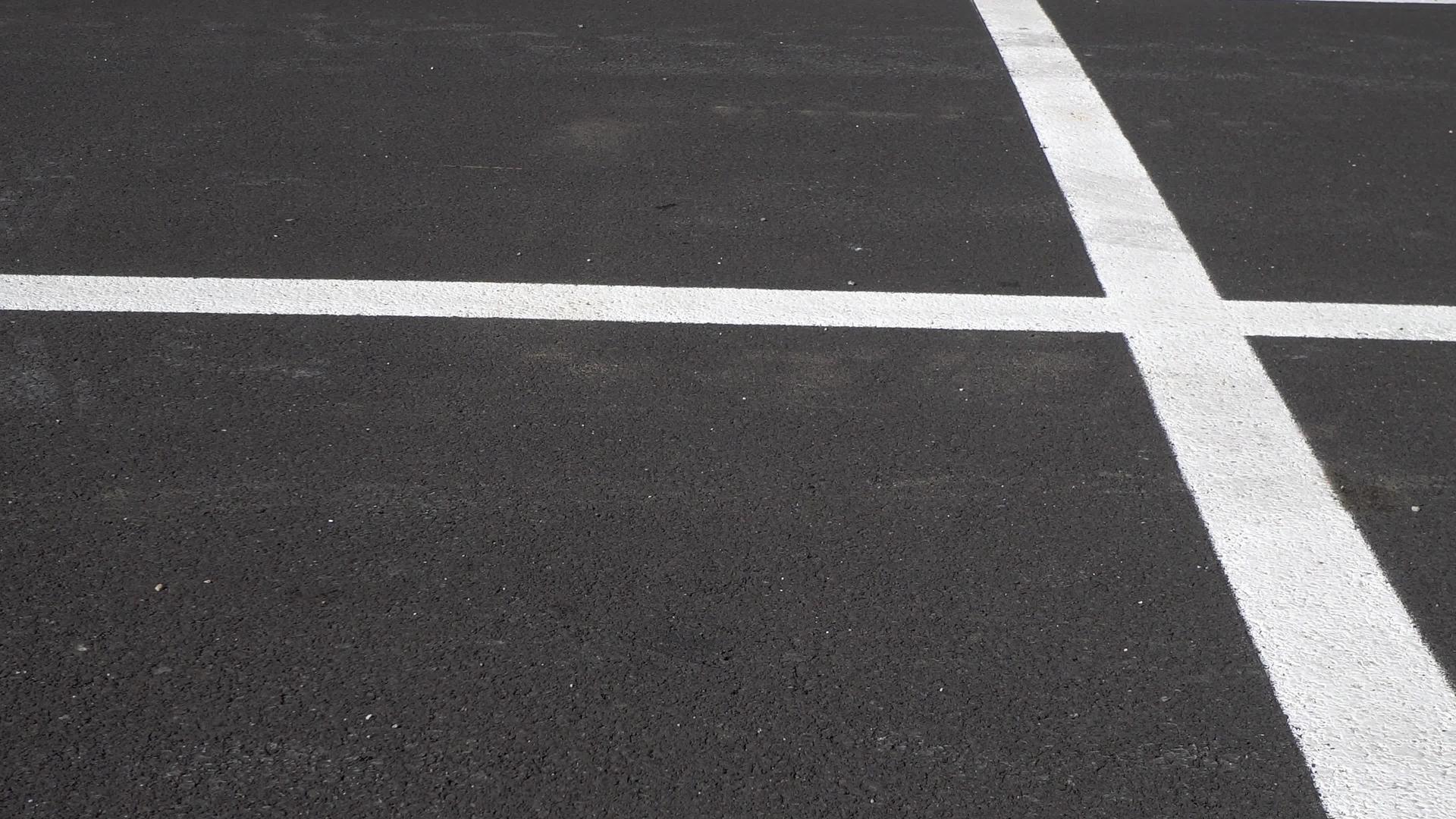 停车场的停车场标有白线视频的预览图