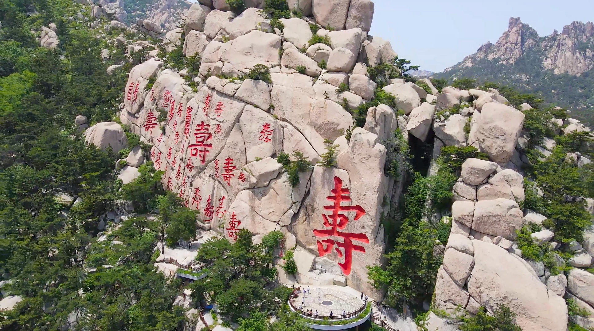4k航拍青岛崂山地标寿石视频的预览图
