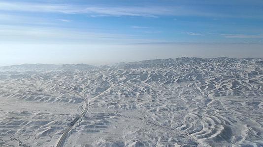 航拍新疆冬季雪原公路视频的预览图