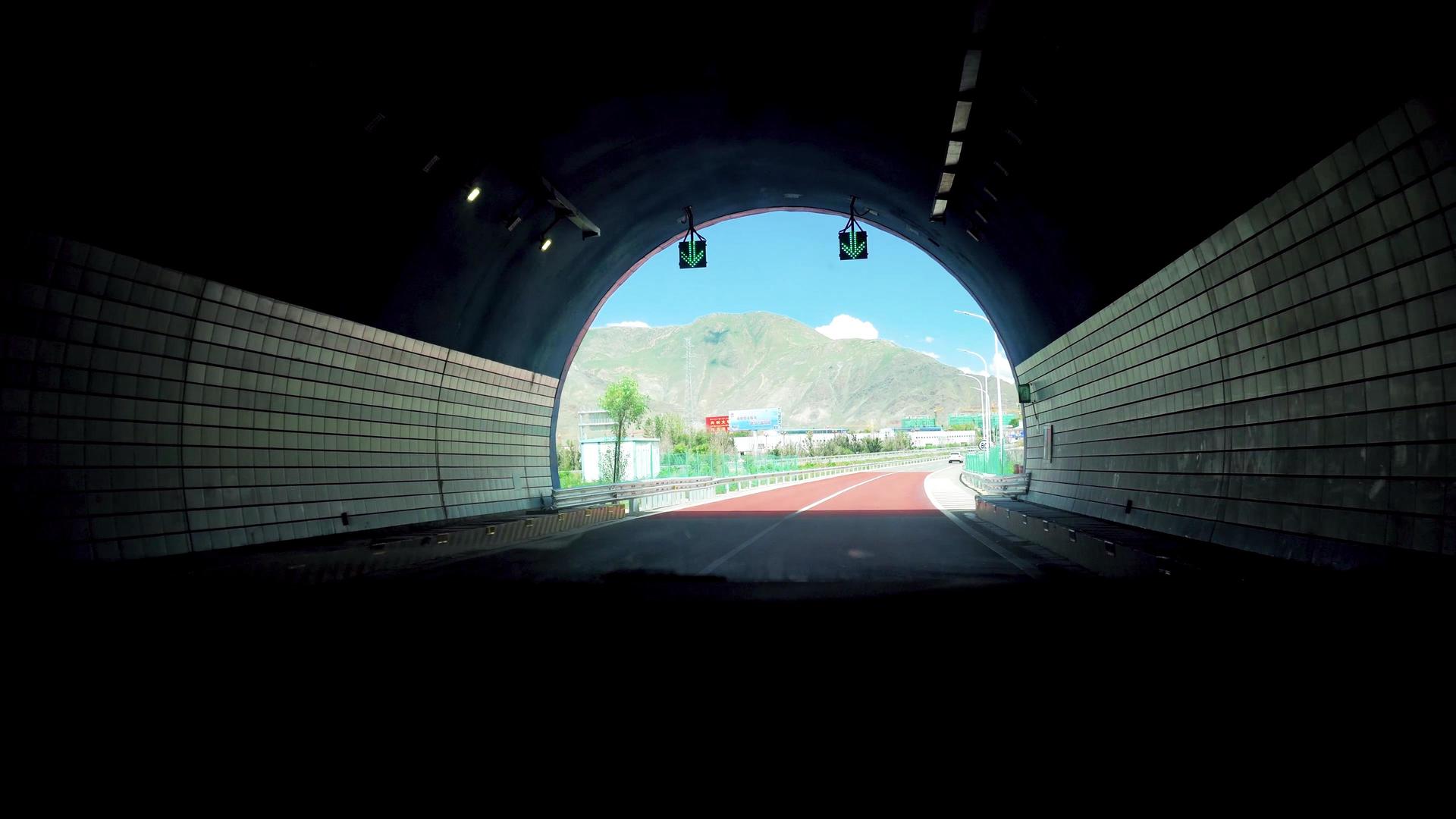 第一视感汽车穿过隧道视频的预览图