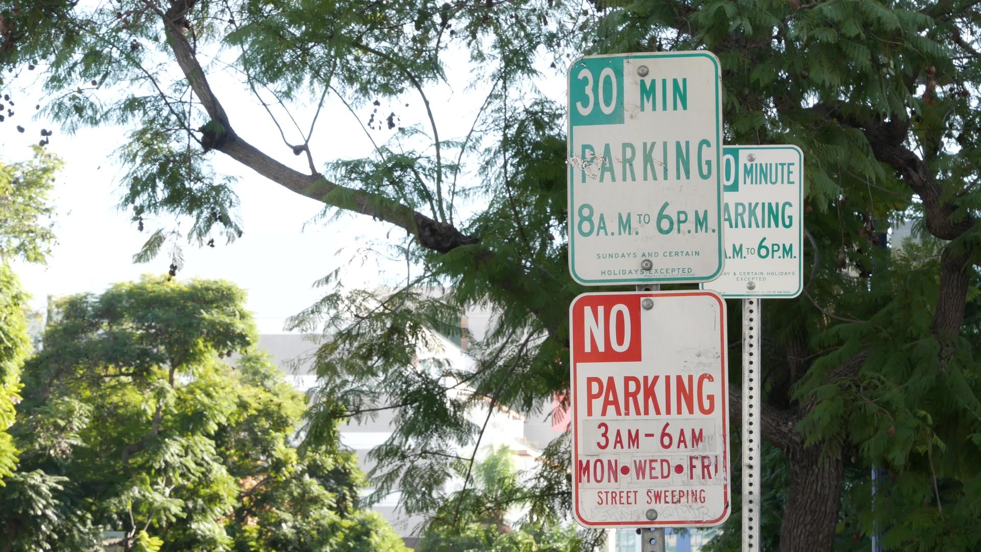 停车标志是美国繁忙城区交通困难和交通问题的象征视频的预览图