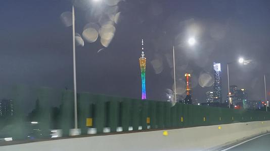夜晚雨后车窗外灯火璀璨的广州塔视频的预览图