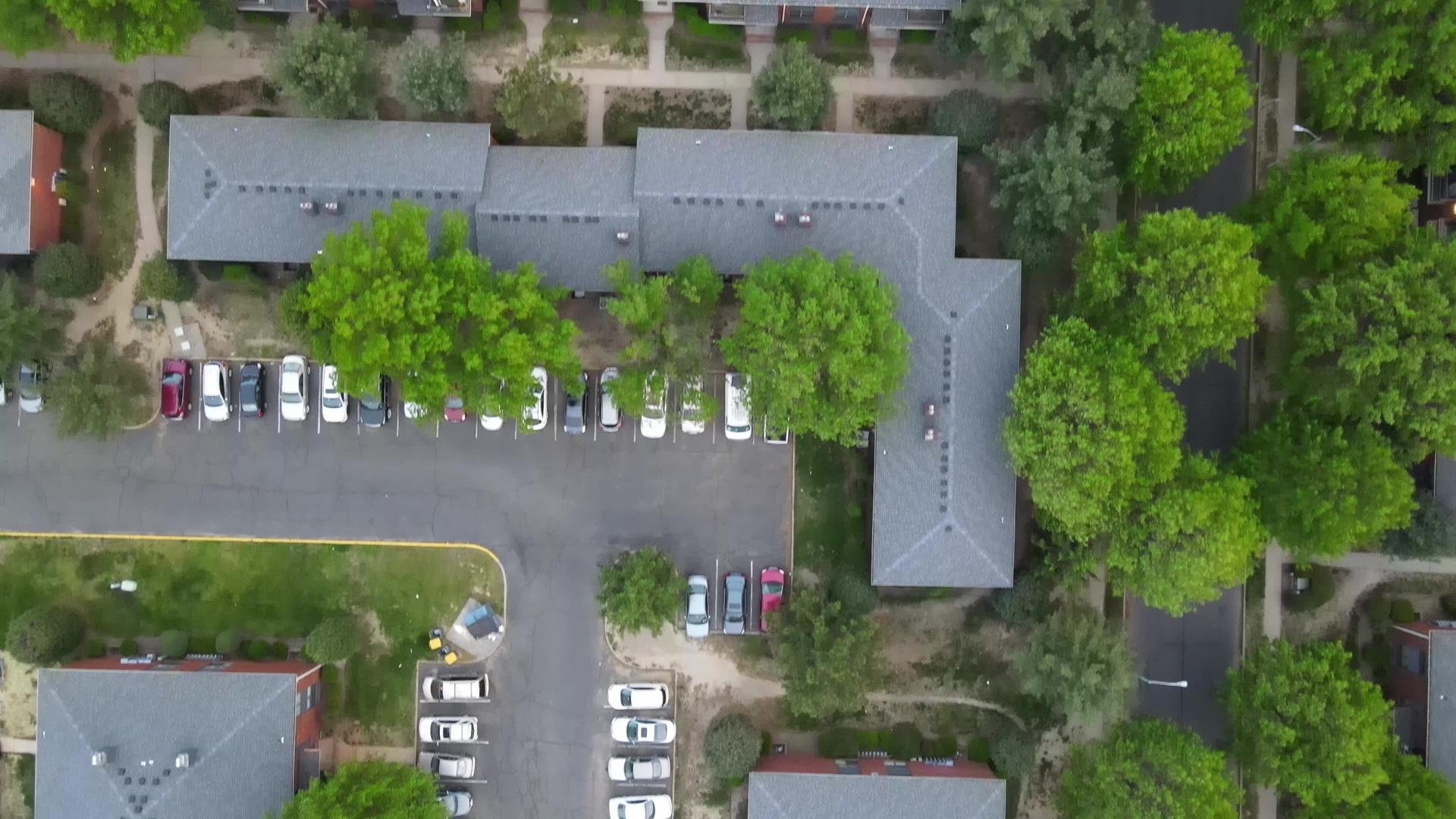 停车场的停车场瞰郊区公寓视频的预览图