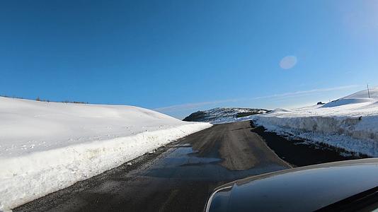 冬天下雪的时候汽车在山上行驶视频的预览图