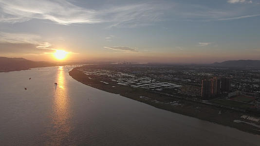 夕阳下河流4K航拍视频的预览图
